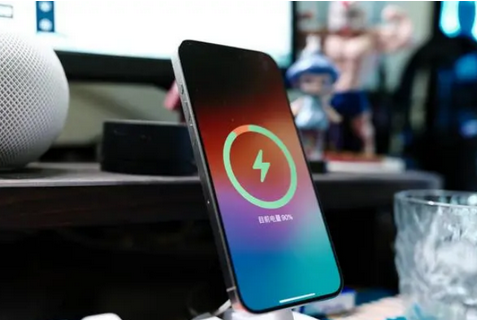 贡觉苹果15换屏服务分享用什么充电器给iPhone15充电更好 